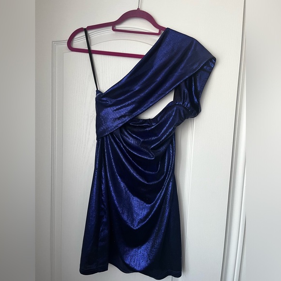 Dress purchased from revolve. Metallic purple. Very comfortable and elegant - Picture 3 of 4